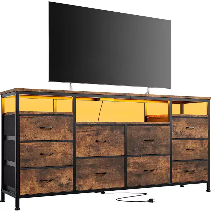 Commode 63,3 pouces pour chambre à coucher, commode TV en tissu à 10 tiroirs avec lumières LED et prises de courant, long meuble TV pour placard