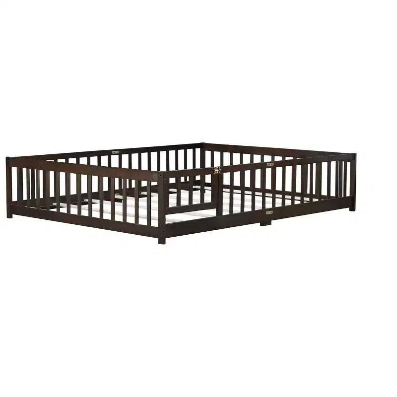 Lit de sol MAYEERTY Queen avec clôture, porte, barrières de lit en bois d'hévéa marron
