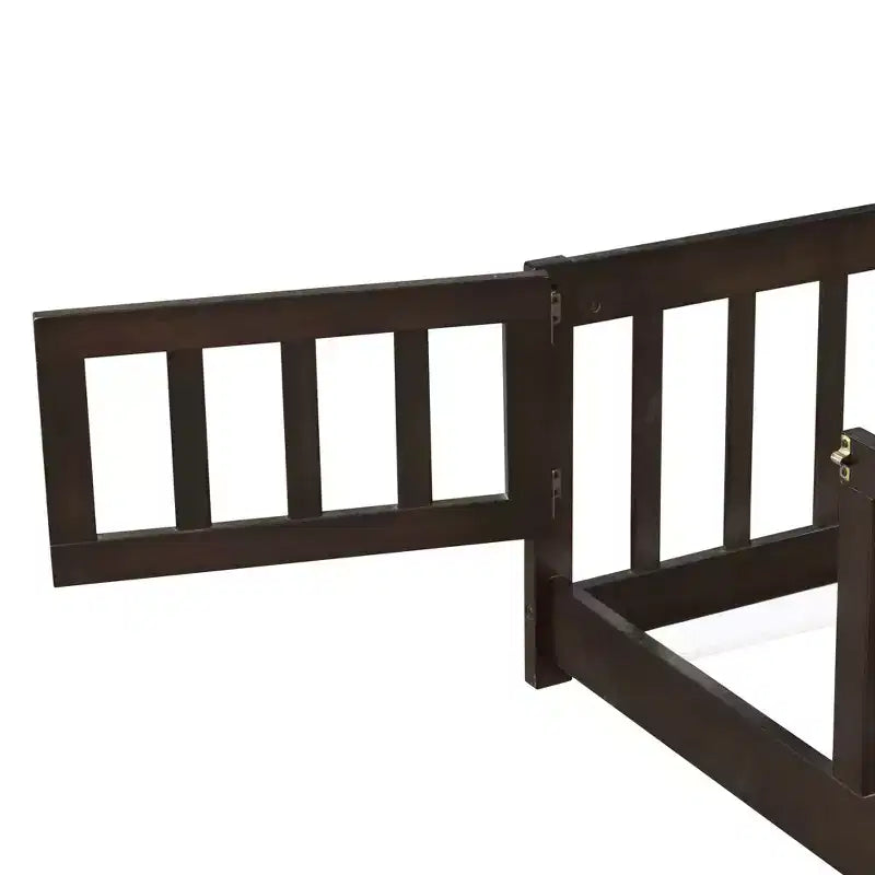 Lit de sol MAYEERTY Queen avec clôture, porte, barrières de lit en bois d'hévéa marron