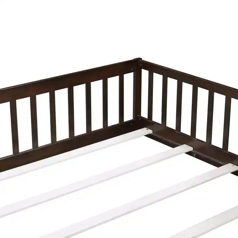 Lit de sol MAYEERTY Queen avec clôture, porte, barrières de lit en bois d'hévéa marron