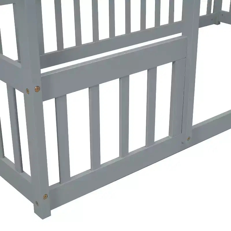 Lit de sol MAYEERTY en bois jumeau en forme de maison avec clôture et barrières de protection Gris