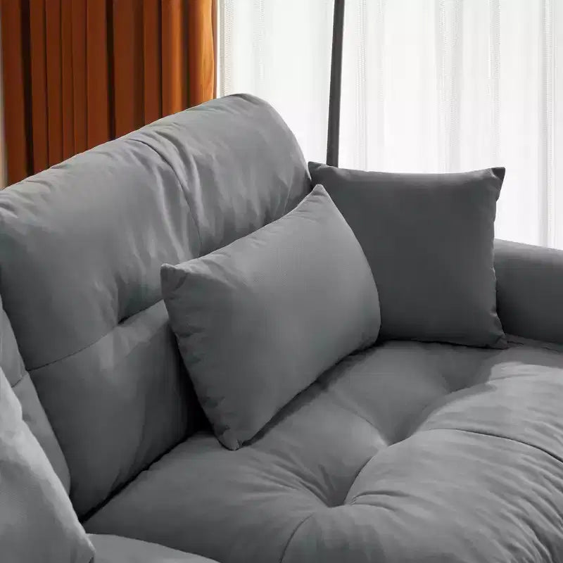 Grand canapé moderne à deux places avec accoudoirs rembourrés, canapé deux places en velours avec coussins lombaires et oreillers décoratifs, chambre à coucher, gris