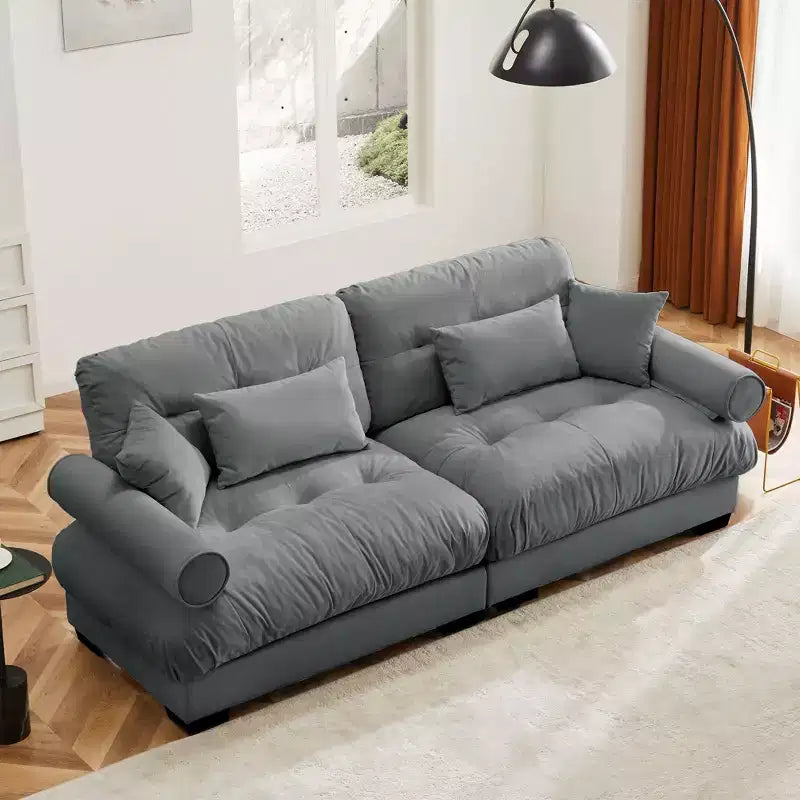 Grand canapé moderne à deux places avec accoudoirs rembourrés, canapé deux places en velours avec coussins lombaires et oreillers décoratifs, chambre à coucher, gris