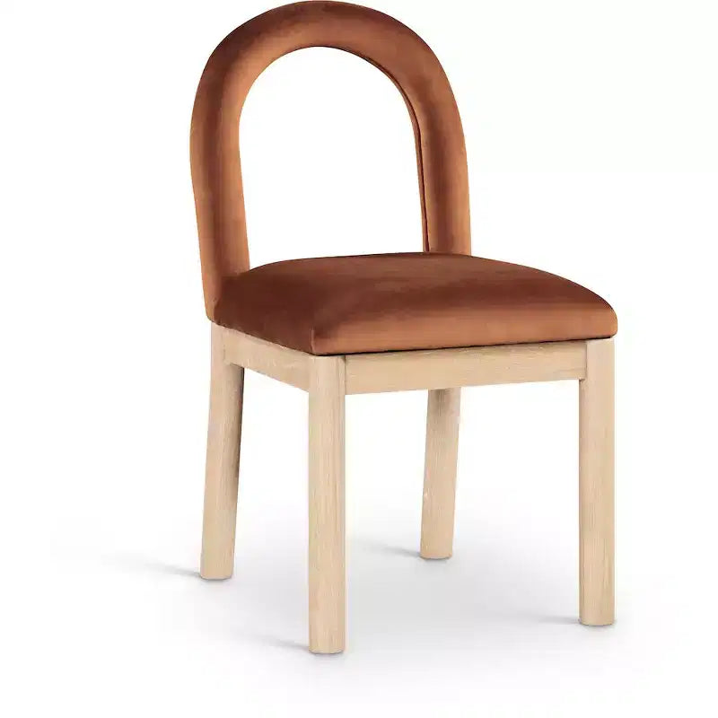 Meridian Furniture, Chaise de salle à manger en velours Conrad