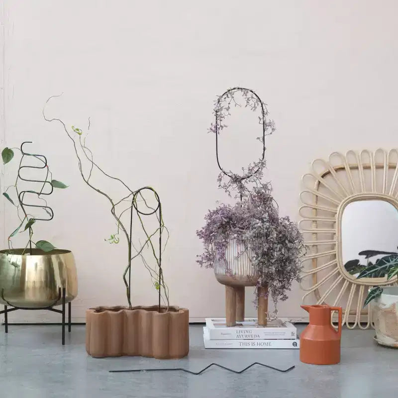 Miroir mural tissé en rotin à cadre pétale Storied Home, naturel