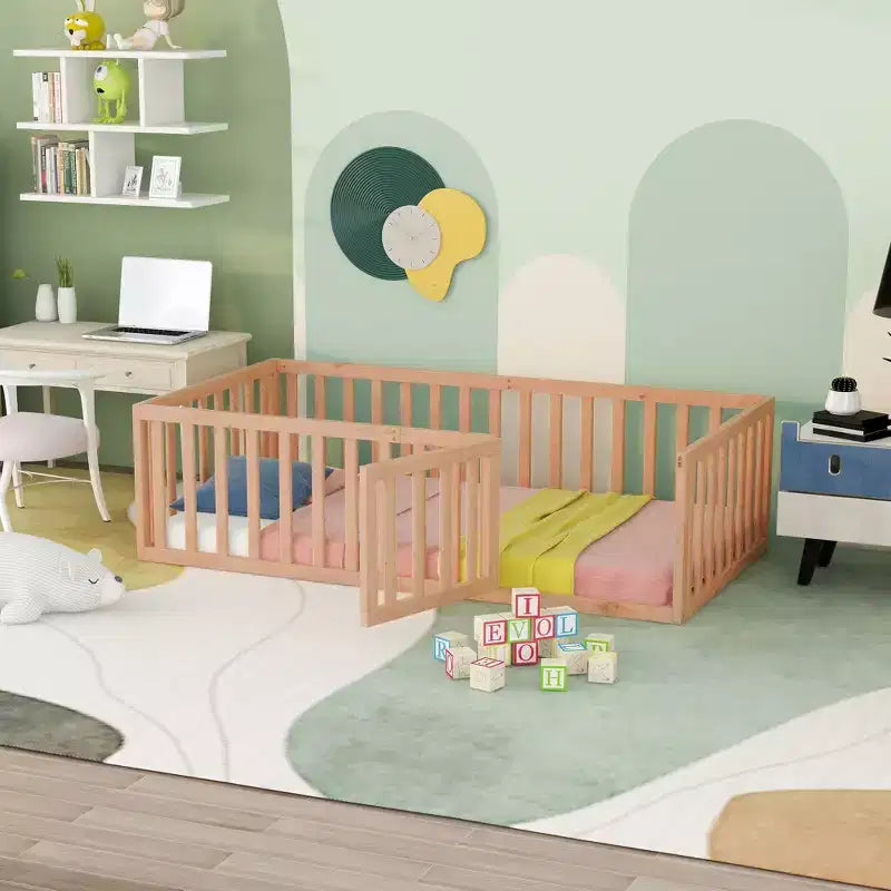 Cadre de lit simple en bois avec clôture et porte blanc