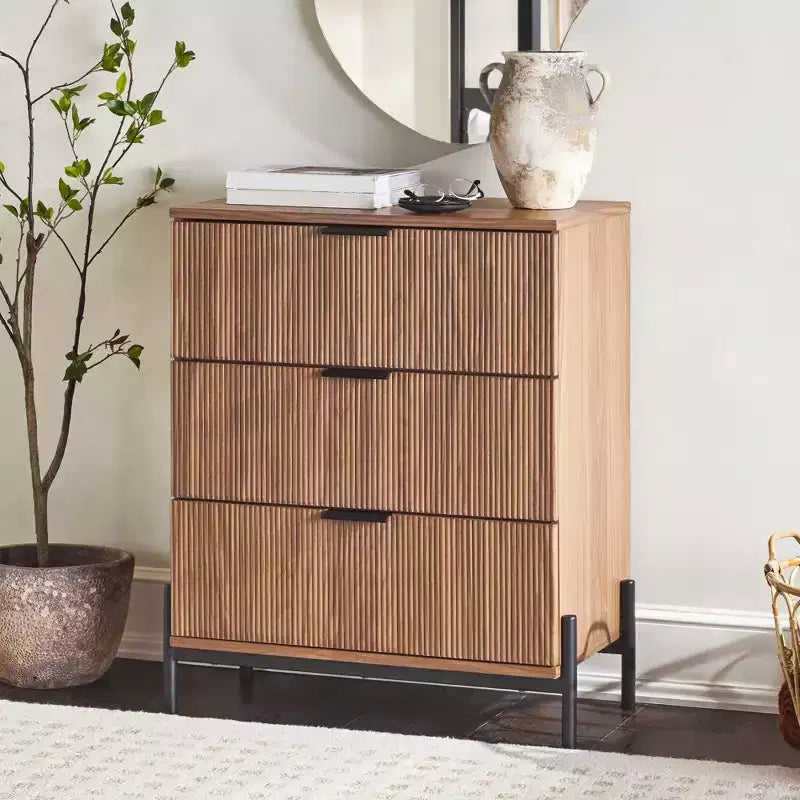 Commode 3 tiroirs en bois massif Okak, design Mid-Century, finition peinte, grand espace de rangement avec glissières en bois, idéale pour les intérieurs modernes