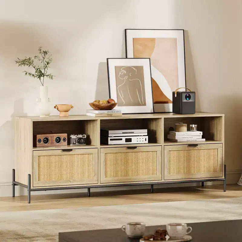 Meuble TV en rotin GustoWave pour téléviseurs jusqu'à 75 pouces, meuble de divertissement moderne du milieu du siècle avec étagère ouverte et 3 tiroirs pour le salon