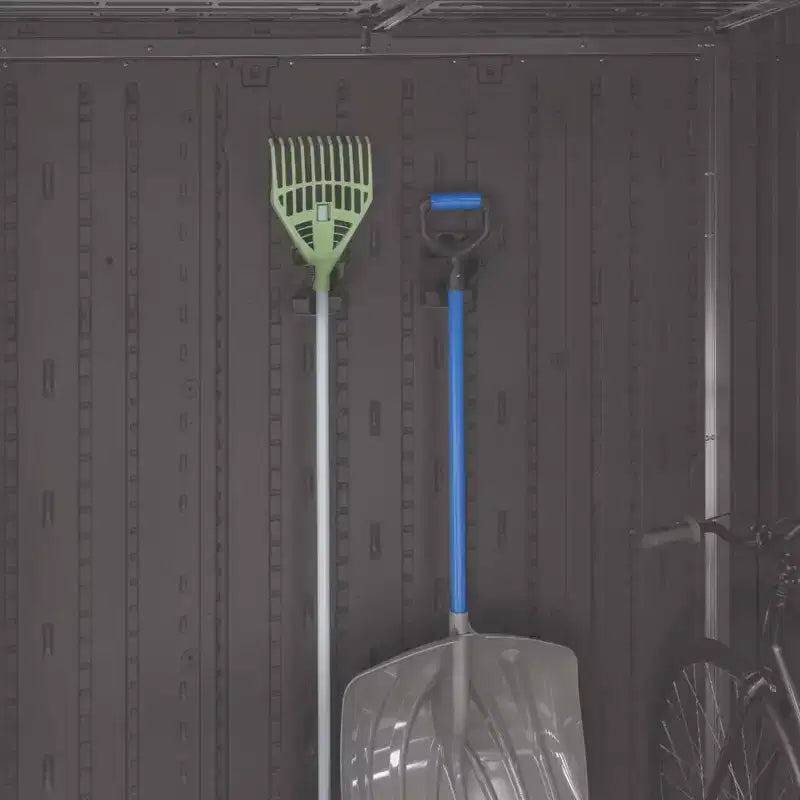 Suncast Lot de 2 crochets muraux de rangement pour outils, système de rangement extérieur pour garage, placard, abri de jardin ou nettoyage, noir