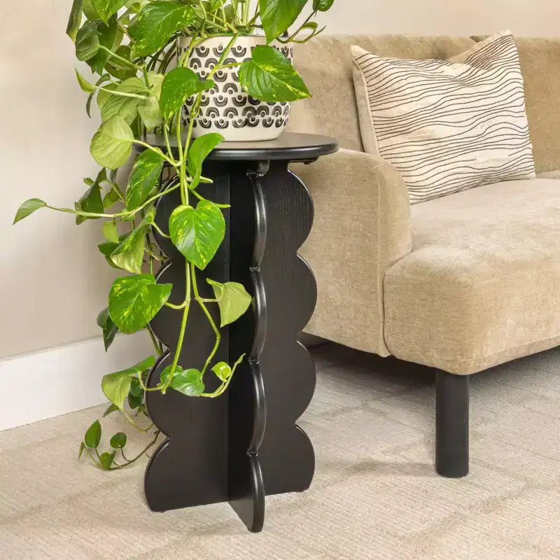 Table d'appoint à bords festonnés