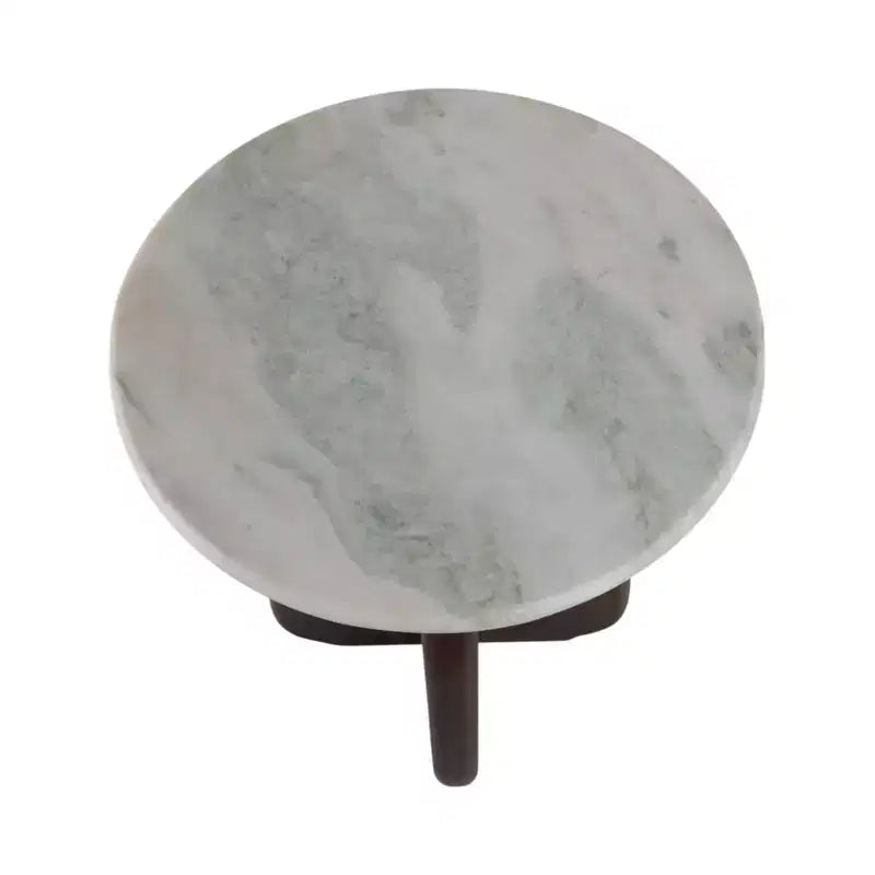 Table d'appoint moderne en bois, marbre et fer, avec base sculpturale ajourée et design géométrique contemporain pour un style raffiné dans les intérieurs.