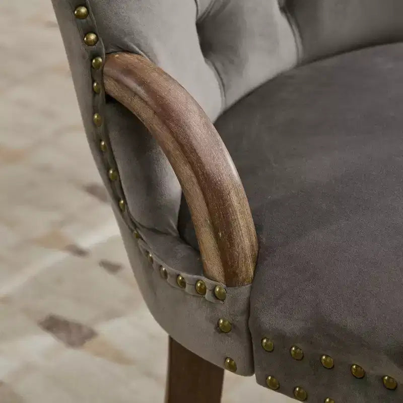 Lot de 2 chaises de salle à manger Zeus & Ruta en velours vintage avec bordure touffetée faite à la main, poignées en bois massif et clous décoratifs en cuivre