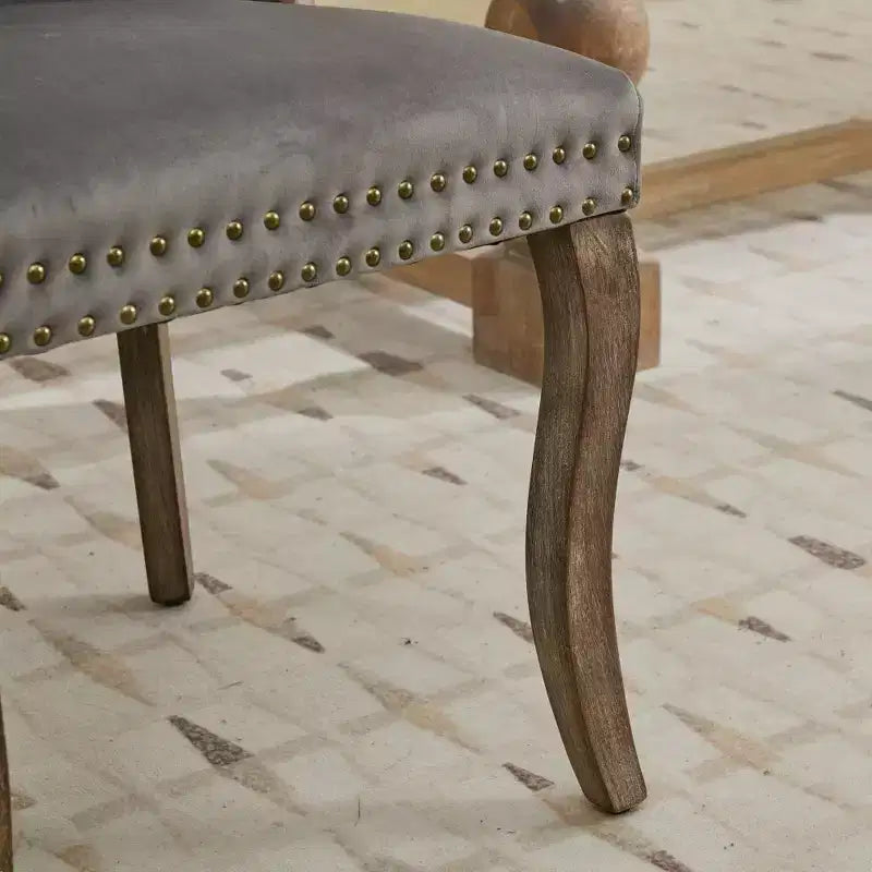 Lot de 2 chaises de salle à manger Zeus & Ruta en velours vintage avec bordure touffetée faite à la main, poignées en bois massif et clous décoratifs en cuivre