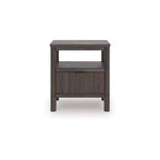 Table de chevet à un tiroir Ashly Cadmori de Signature Design - Fini noyer brun riche, recharge USB-A et USB-C, éclairage d'ambiance, accents cannelés