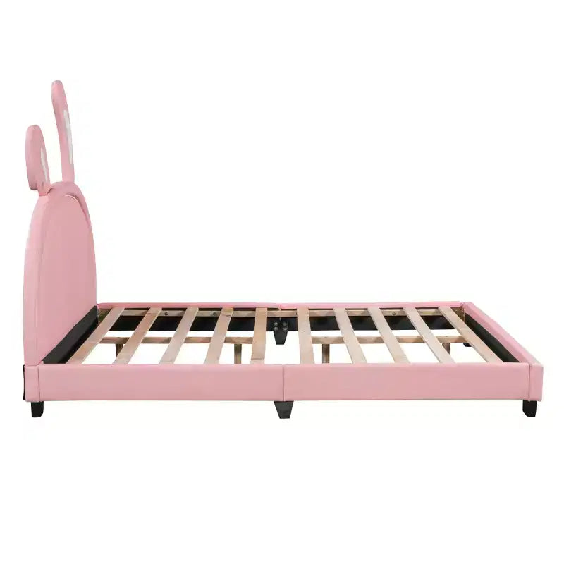 Lit plateforme rembourré en cuir pleine grandeur avec tête de lit à oreilles et ornement de lapin pour enfants, rose