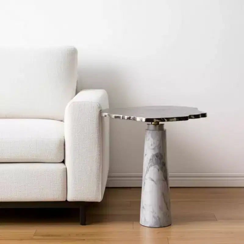 HomeRoots 22 Table d'appoint piédestal en aluminium et marbre argent et blanc