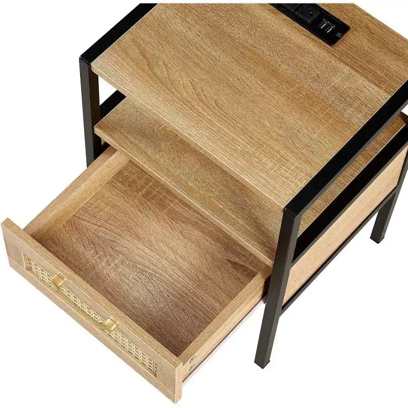 Table de chevet Acekool en rotin avec station de charge, tiroir et étagère ouverte, table d'appoint compacte pour chambre et salon, naturelle