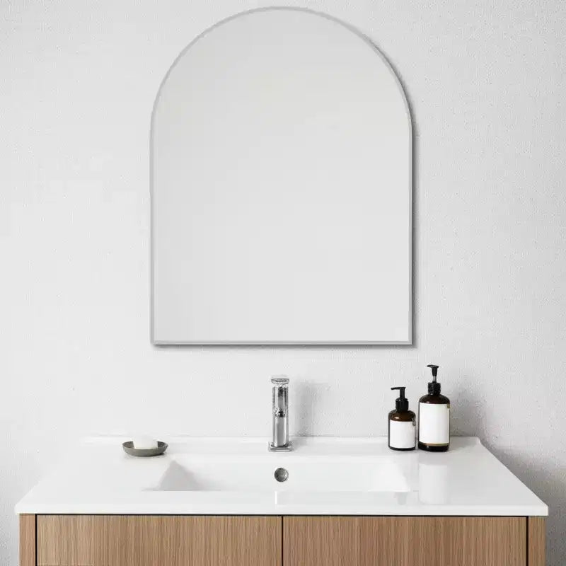 HomeRoots 39 Miroir de courtoisie de salle de bain à cadre en métal avec arche argentée