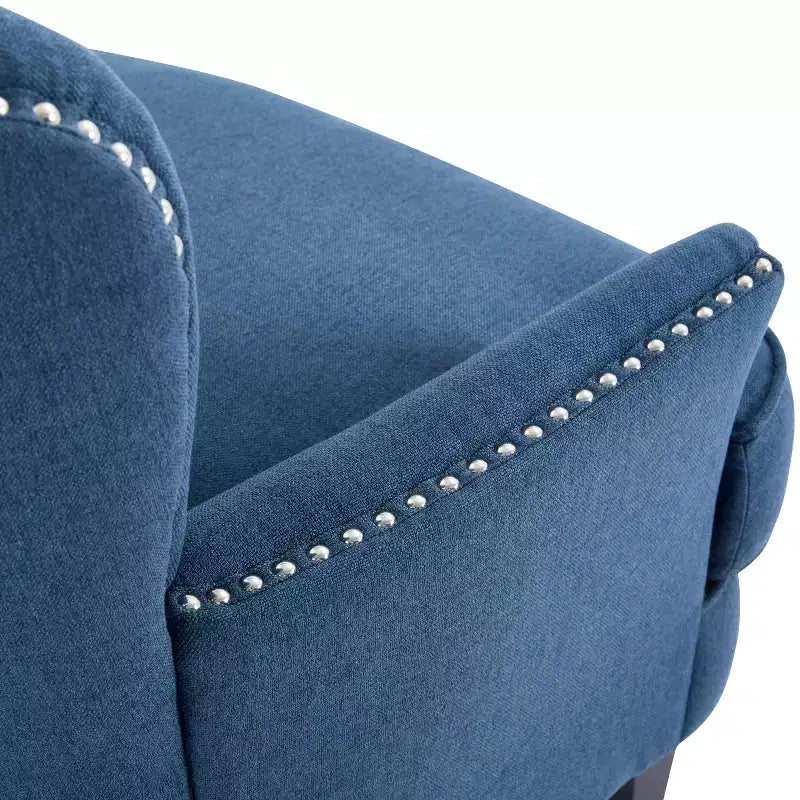 Fauteuil de relaxation touffeté Polibi avec dossier incurvé et clous décoratifs