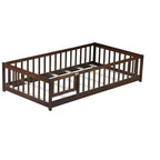 Lit au sol double Bellemave avec clôture et porte, cadre de lit Montessori bas pour enfants, bois d'hévéa massif, barrières de sécurité, assemblage facile