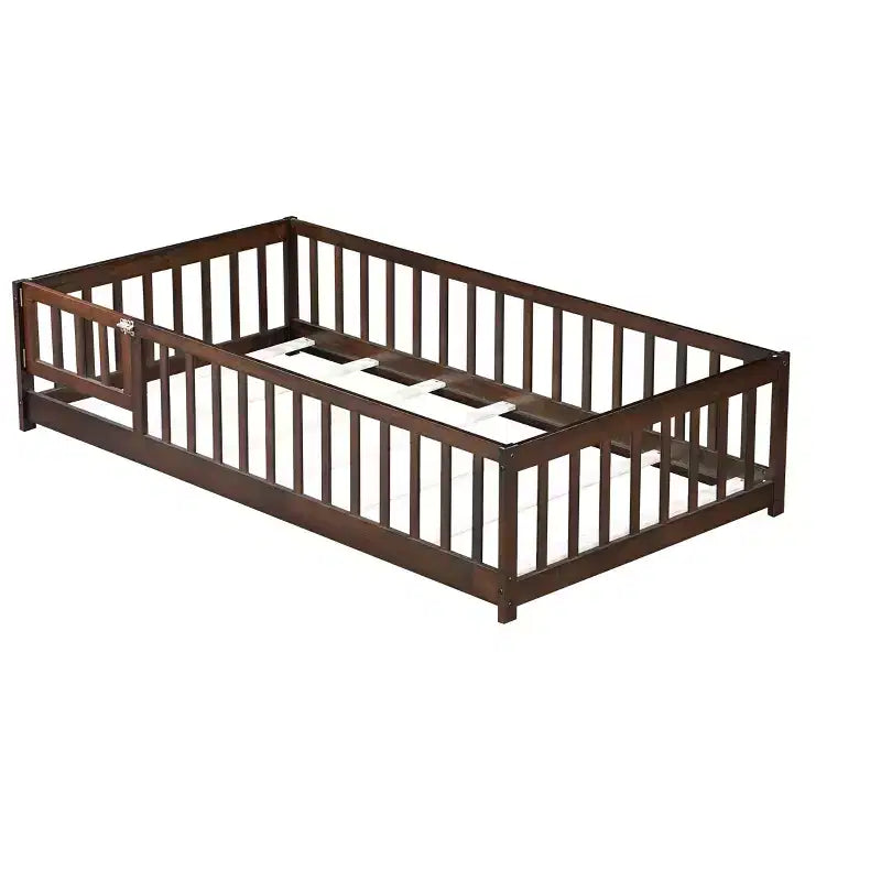 Lit au sol double Bellemave avec clôture et porte, cadre de lit Montessori bas pour enfants, bois d'hévéa massif, barrières de sécurité, assemblage facile
