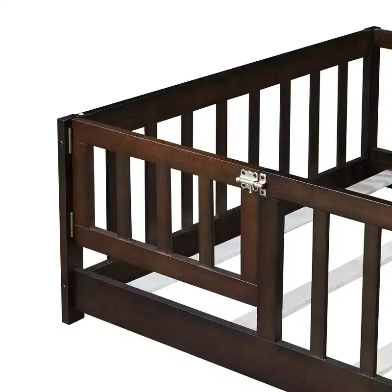 Lit au sol double Bellemave avec clôture et porte, cadre de lit Montessori bas pour enfants, bois d'hévéa massif, barrières de sécurité, assemblage facile