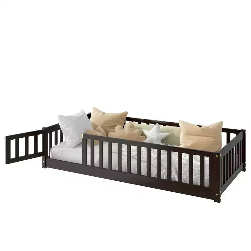 Lit au sol double Bellemave avec clôture et porte, cadre de lit Montessori bas pour enfants, bois d'hévéa massif, barrières de sécurité, assemblage facile