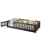 Lit au sol double Bellemave avec clôture et porte, cadre de lit Montessori bas pour enfants, bois d'hévéa massif, barrières de sécurité, assemblage facile