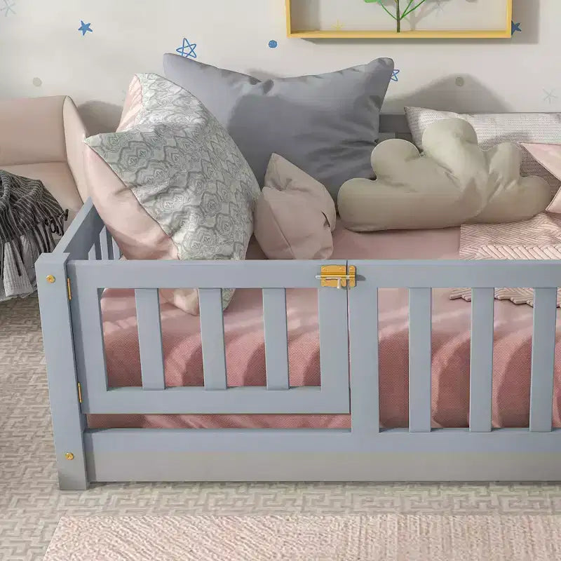 Lit au sol double Bellemave avec clôture et porte, cadre de lit Montessori bas pour enfants, bois d'hévéa massif, barrières de sécurité, assemblage facile