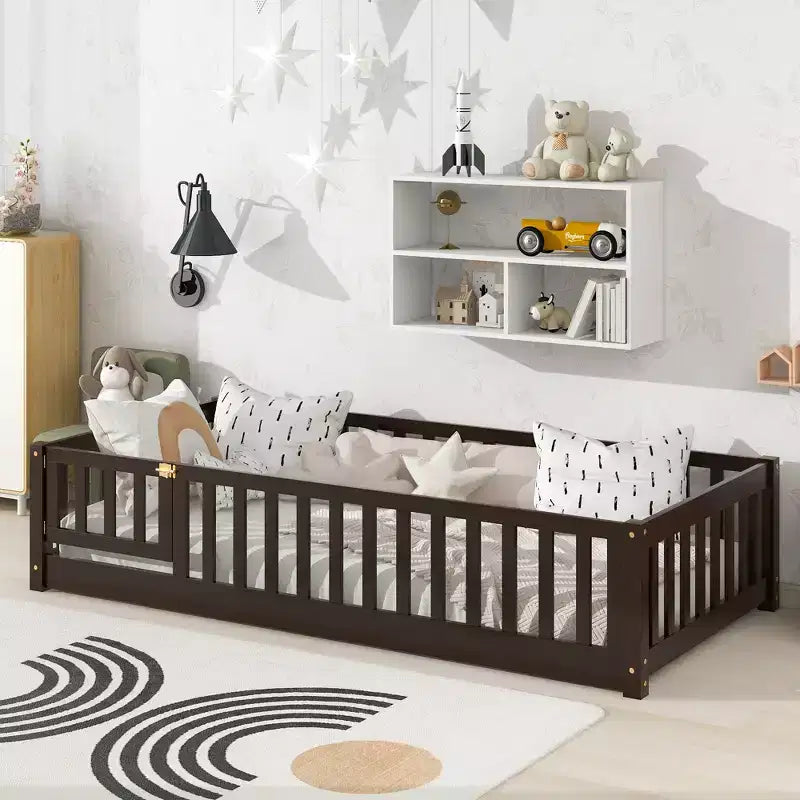 Lit au sol double Bellemave avec clôture et porte, cadre de lit Montessori bas pour enfants, bois d'hévéa massif, barrières de sécurité, assemblage facile