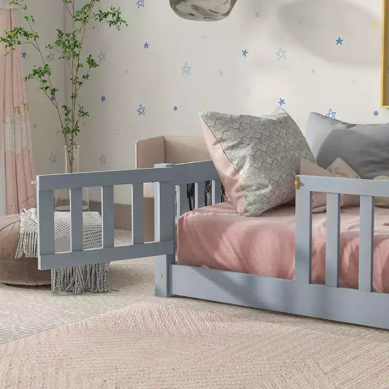 Lit au sol double Bellemave avec clôture et porte, cadre de lit Montessori bas pour enfants, bois d'hévéa massif, barrières de sécurité, assemblage facile