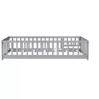 Lit au sol double Bellemave avec clôture et porte, cadre de lit Montessori bas pour enfants, bois d'hévéa massif, barrières de sécurité, assemblage facile