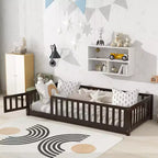 Lit au sol double Bellemave avec clôture et porte, cadre de lit Montessori bas pour enfants, bois d'hévéa massif, barrières de sécurité, assemblage facile