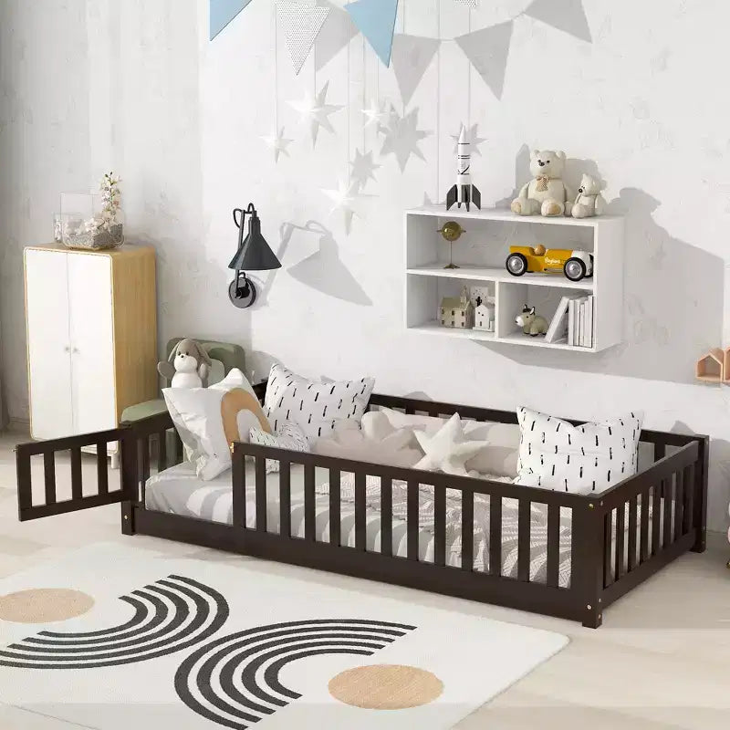 Lit au sol double Bellemave avec clôture et porte, cadre de lit Montessori bas pour enfants, bois d'hévéa massif, barrières de sécurité, assemblage facile