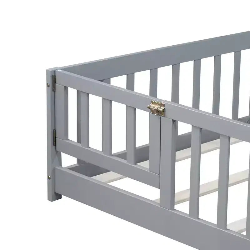 Lit au sol double Bellemave avec clôture et porte, cadre de lit Montessori bas pour enfants, bois d'hévéa massif, barrières de sécurité, assemblage facile