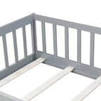 Lit au sol double Bellemave avec clôture et porte, cadre de lit Montessori bas pour enfants, bois d'hévéa massif, barrières de sécurité, assemblage facile