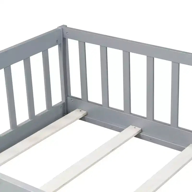 Lit au sol double Bellemave avec clôture et porte, cadre de lit Montessori bas pour enfants, bois d'hévéa massif, barrières de sécurité, assemblage facile