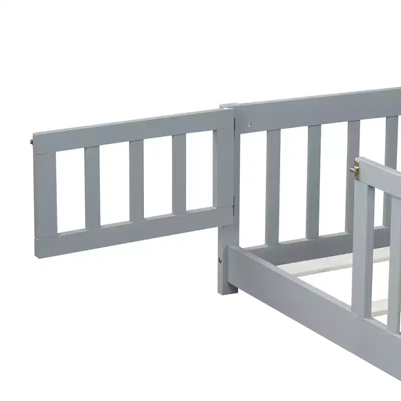 Lit au sol double Bellemave avec clôture et porte, cadre de lit Montessori bas pour enfants, bois d'hévéa massif, barrières de sécurité, assemblage facile