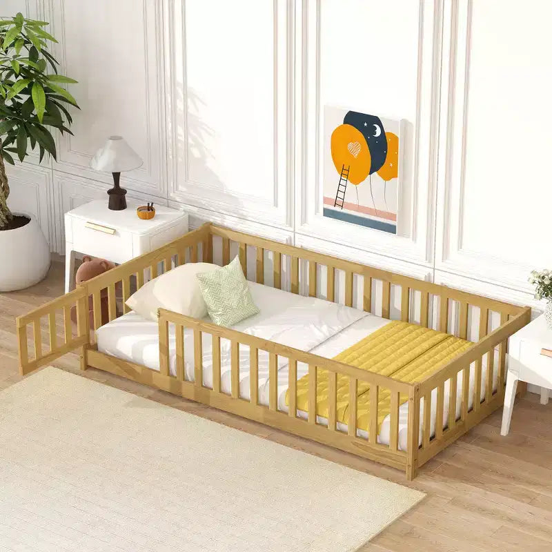 Lit au sol double Bellemave avec clôture et porte, cadre de lit Montessori bas pour enfants, bois d'hévéa massif, barrières de sécurité, assemblage facile