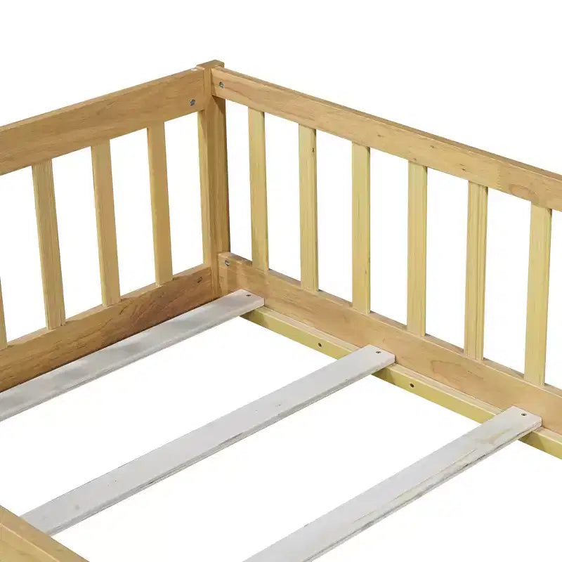 Lit au sol double Bellemave avec clôture et porte, cadre de lit Montessori bas pour enfants, bois d'hévéa massif, barrières de sécurité, assemblage facile