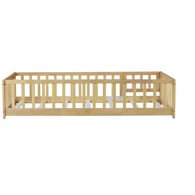 Lit au sol double Bellemave avec clôture et porte, cadre de lit Montessori bas pour enfants, bois d'hévéa massif, barrières de sécurité, assemblage facile
