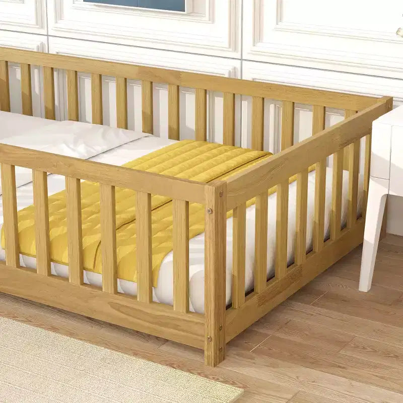 Lit au sol double Bellemave avec clôture et porte, cadre de lit Montessori bas pour enfants, bois d'hévéa massif, barrières de sécurité, assemblage facile