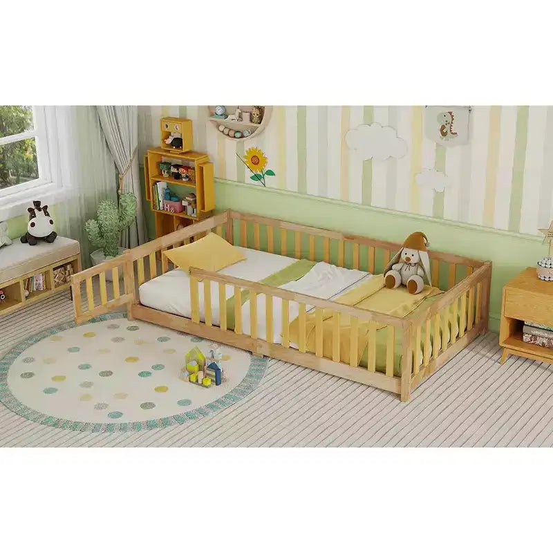 Lit au sol double Bellemave avec clôture et porte, cadre de lit Montessori bas pour enfants, bois d'hévéa massif, barrières de sécurité, assemblage facile