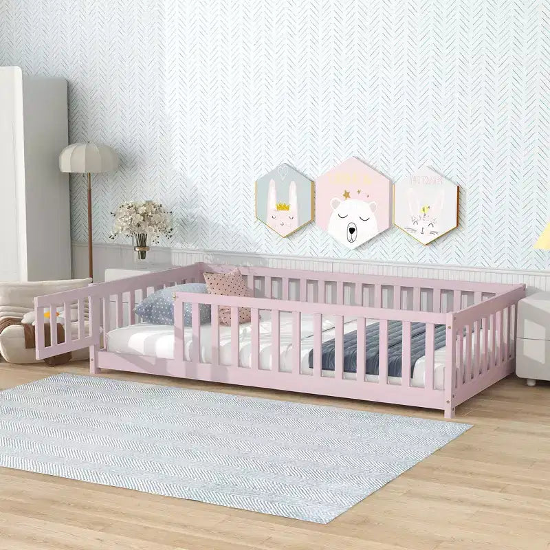 Lit au sol double Bellemave avec clôture et porte, cadre de lit Montessori bas pour enfants, bois d'hévéa massif, barrières de sécurité, assemblage facile
