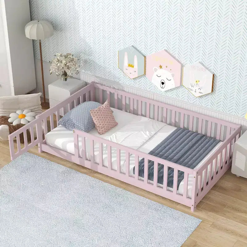 Lit au sol double Bellemave avec clôture et porte, cadre de lit Montessori bas pour enfants, bois d'hévéa massif, barrières de sécurité, assemblage facile