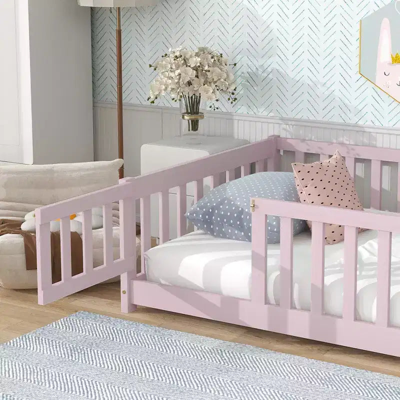 Lit au sol double Bellemave avec clôture et porte, cadre de lit Montessori bas pour enfants, bois d'hévéa massif, barrières de sécurité, assemblage facile