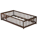 Lit au sol double Bellemave avec clôture et porte, cadre de lit Montessori bas pour enfants, bois d'hévéa massif, barrières de sécurité, assemblage facile