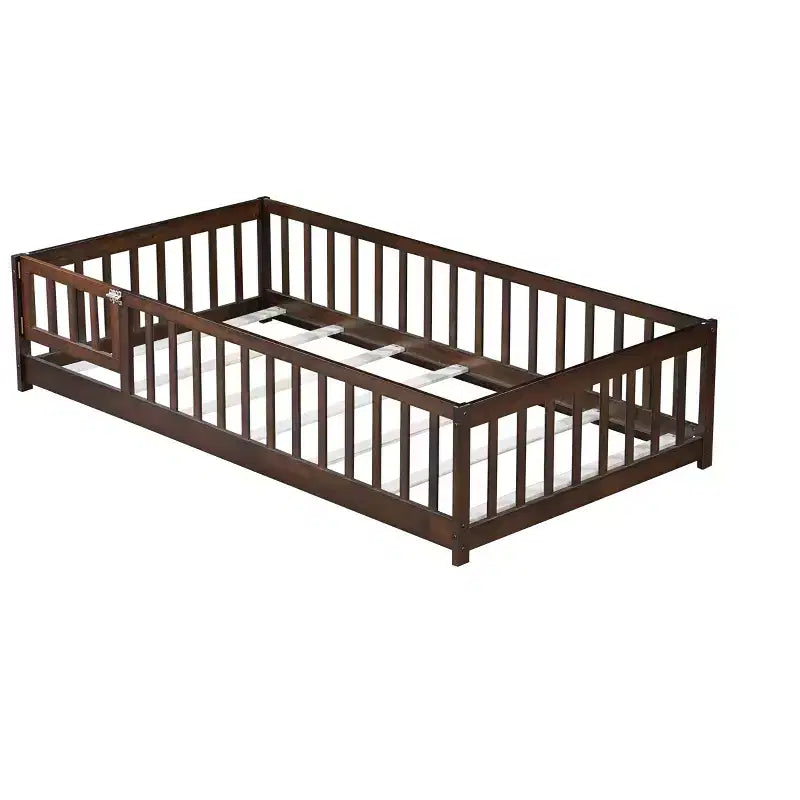 Lit au sol double Bellemave avec clôture et porte, cadre de lit Montessori bas pour enfants, bois d'hévéa massif, barrières de sécurité, assemblage facile