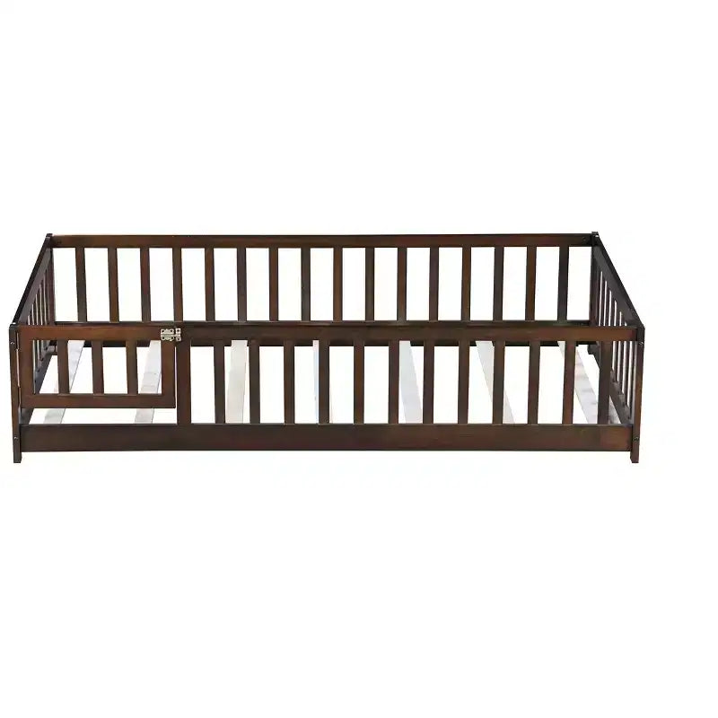 Lit au sol double Bellemave avec clôture et porte, cadre de lit Montessori bas pour enfants, bois d'hévéa massif, barrières de sécurité, assemblage facile
