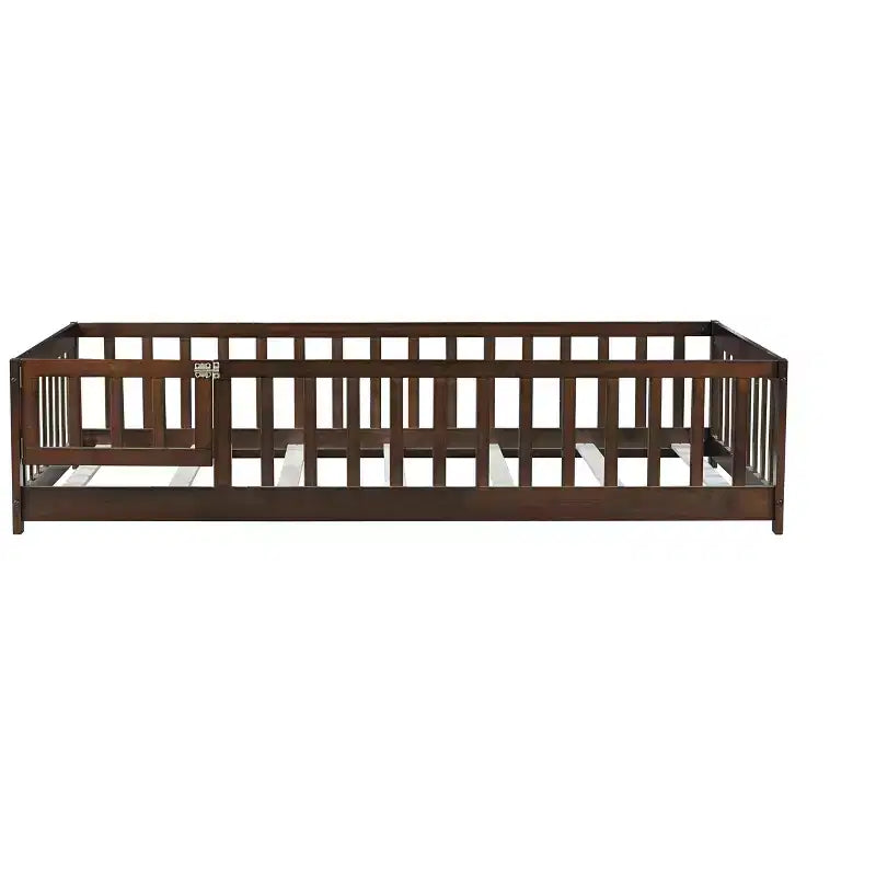 Lit au sol double Bellemave avec clôture et porte, cadre de lit Montessori bas pour enfants, bois d'hévéa massif, barrières de sécurité, assemblage facile